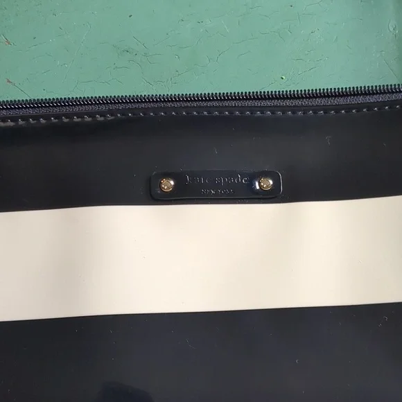 KATE SPADE BLACK & BEIGE PATENT LEATHER BAG - Picture 3 of 16